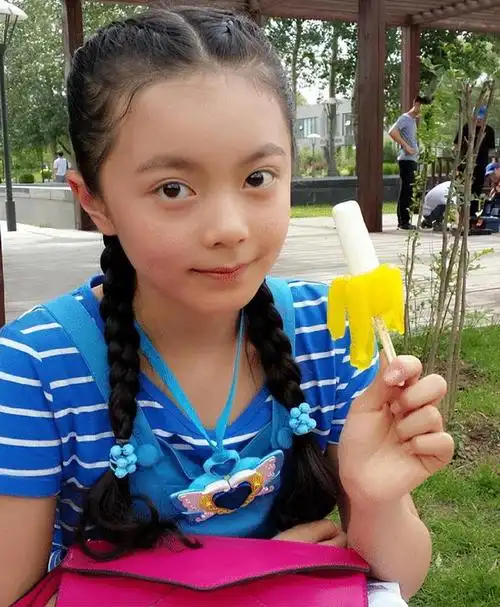 不过真正让赵今麦受到关注的是12岁时参演《巴啦啦小魔仙》,饰演的凌