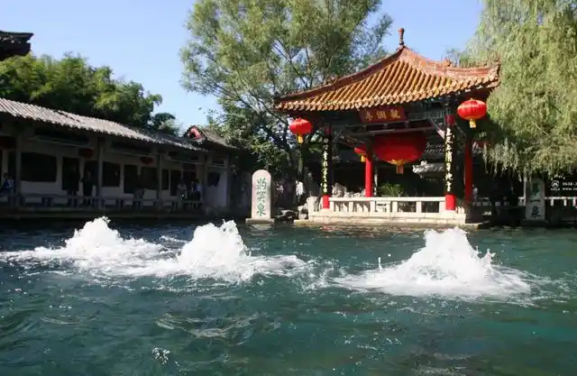 一天七十万立方的水,一口几米高的泉眼,趵突泉下面有一根管子?