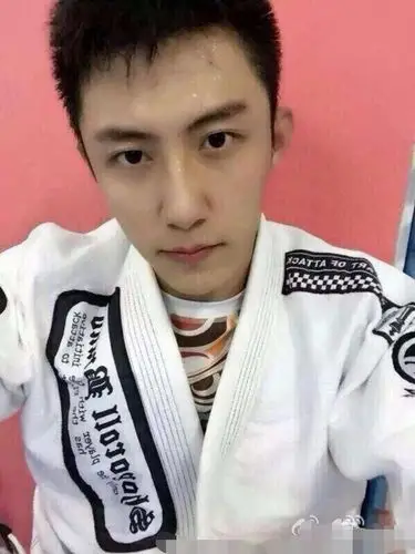 黄景瑜是该减肥了,出道前没这么胖,20岁时颜值惊艳