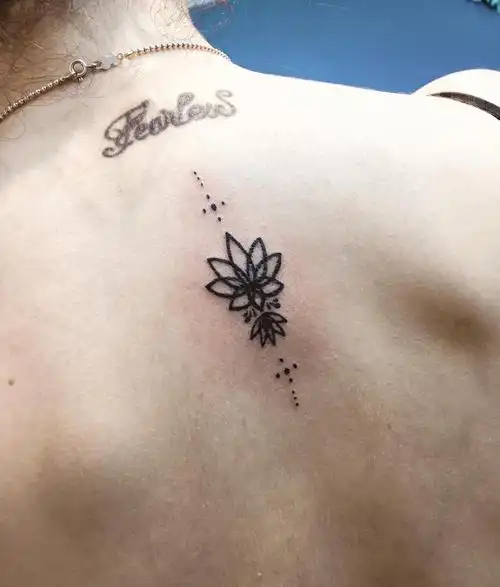 扈小姐后背简单线条莲花纹身图案