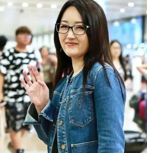 杨钰莹近照肉丝袜超短裙 岁月流转优雅依旧