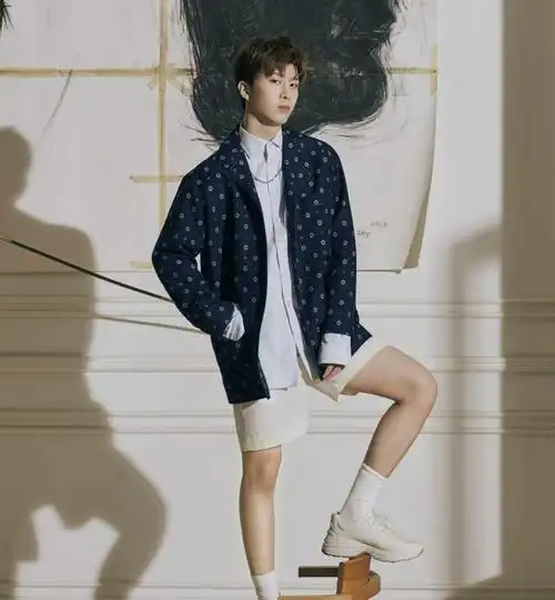 最近网上流行范丞丞的这件"红外线衬衫",比格子衫更帅气!