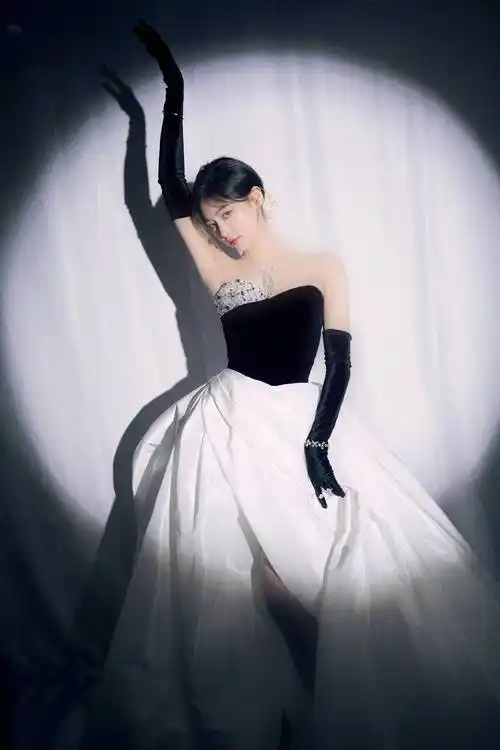 许佳琪着闪钻抹胸拼接礼服光影间秀修长美腿