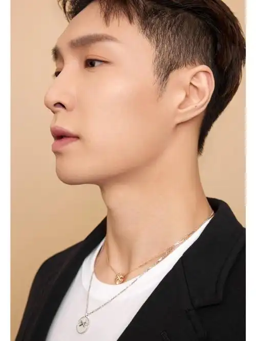 张艺兴演绎之后每款都好种草项链和戒指上的"x"符号寓意张艺兴和音乐