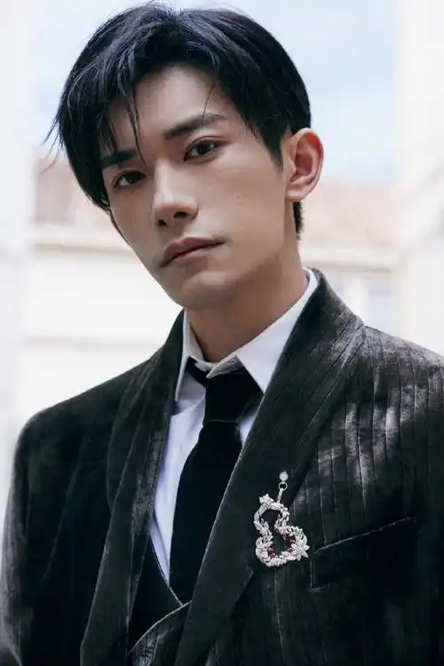 易烊千玺戛纳迎影梦新篇