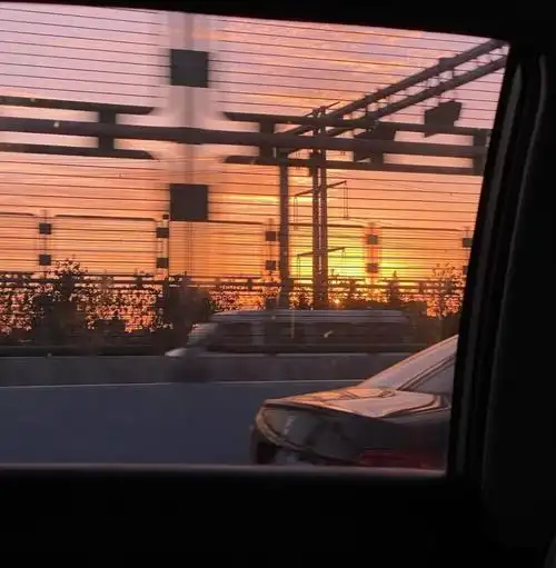 ins风壁纸背景图黄昏情侣公路窗户仙女棒