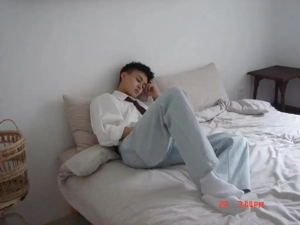 帅气薄肌鲜肉小哥,白袜短裤练出好身材,公狗腰大长腿,看不腻