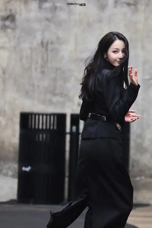 这个回眸也得更新在那个二维码上了    #迪丽热巴御姐回眸##御姐风的