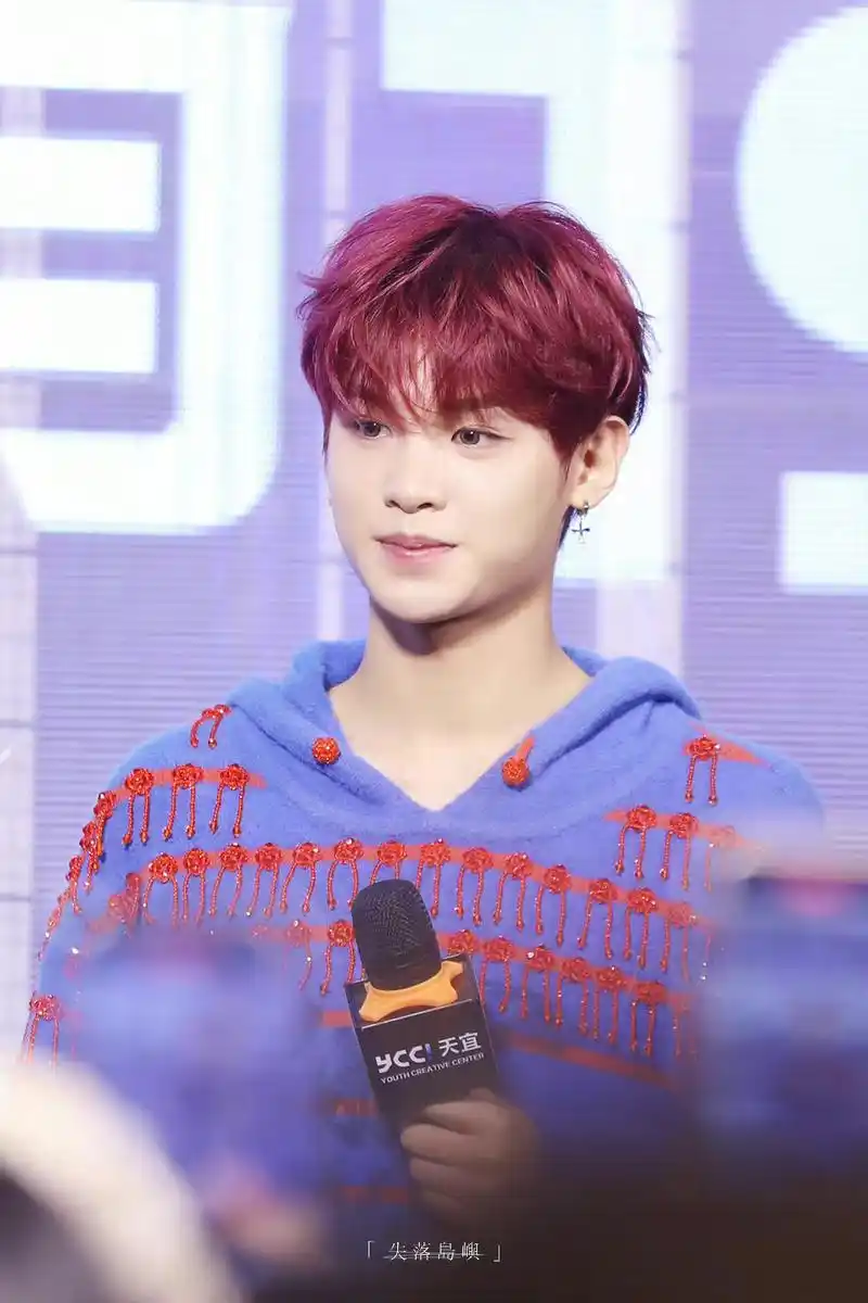 叮咚黄明昊签售会造型饭拍图掉落各种比心手势又奶又甜