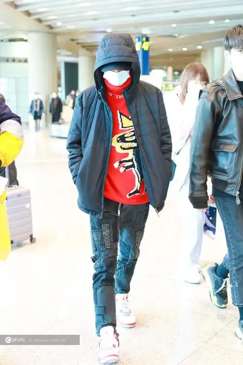 街拍小鬼王琳凯红色卡通印花高领毛衣棉服外套棒球帽帅气有活力