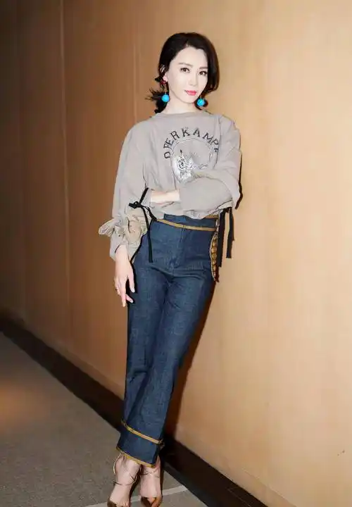 虽然陈数经常选择一些经典的款式来搭配自己的造型,但他并不害怕尝试