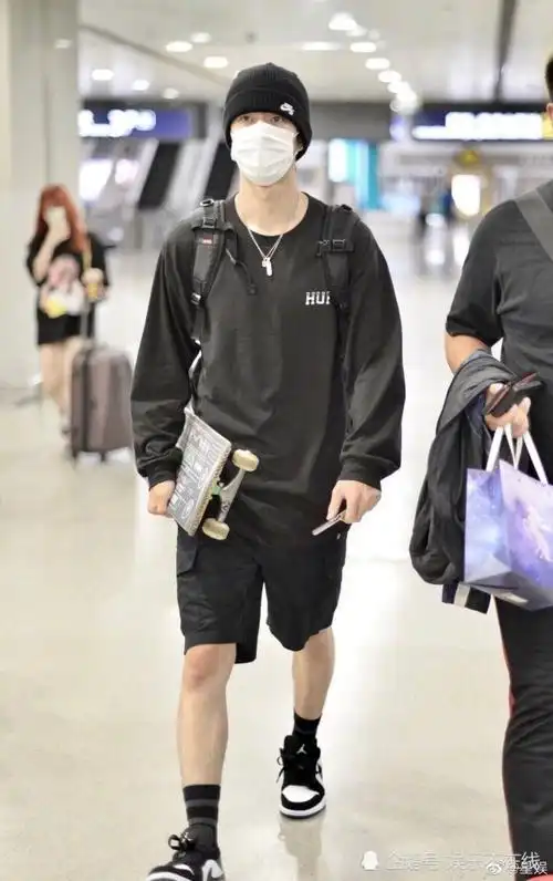 王一博机场全身照小合集!气质清冷矜贵,妥妥的小王子