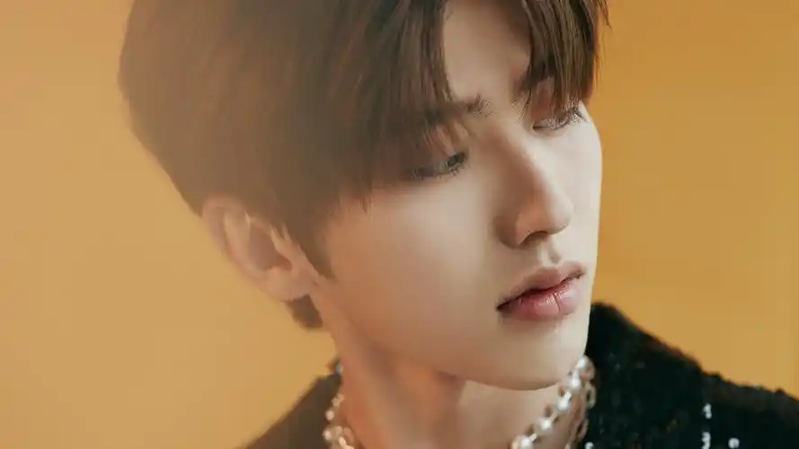 蔡徐坤亮片西装短外套时尚写真