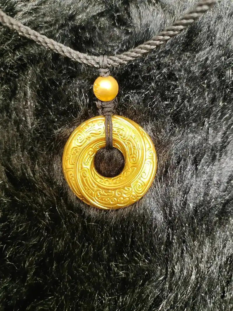 周大福传承吊坠 龙纹平安扣采用中国古法手工工艺;配以錾刻及花 - 抖