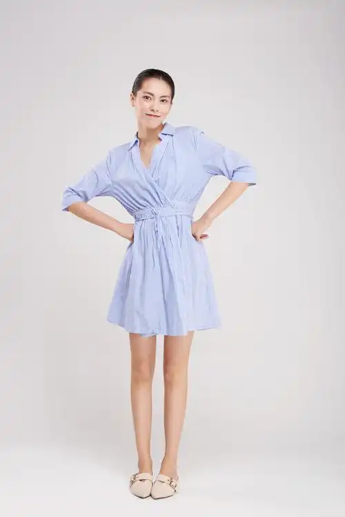 位大学生在校园里走动美好校园浅绿色服装模特全身像背景图片人物走动