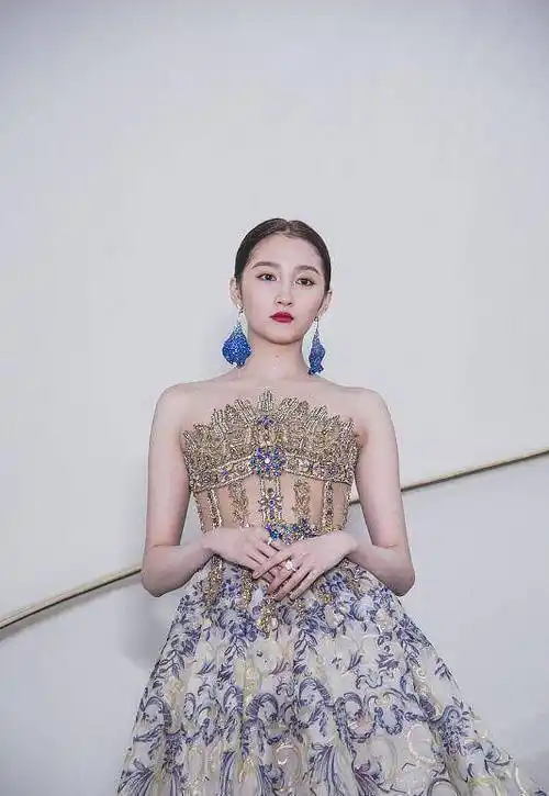 原创关晓彤的颜值没话说穿带洞的服装秀身材在外媒镜头下也没瑕疵