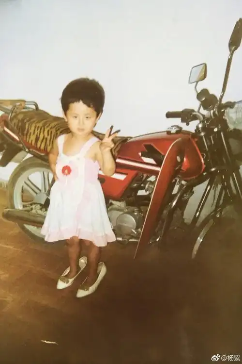 刘诗诗一身卡通装扮祝福大家儿童节快乐,好啦,你快乐我快乐迪丽热巴