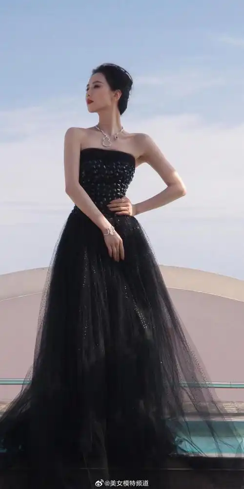 刘诗诗温柔抹胸裙