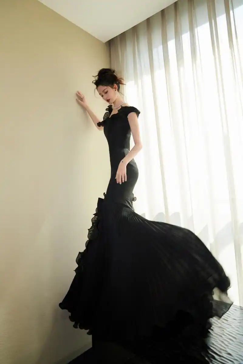 李沁的一组黑色礼服裙造型,大气迷人