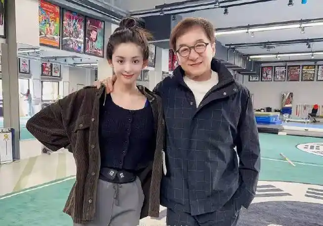 古力娜扎晒合照为成龙庆生称从大哥身上学到很多