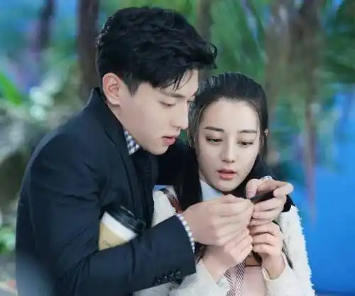 现代剧,故事也很简单,女主凌凌七喜欢对男主柏海(邓伦饰)对他一见倾心
