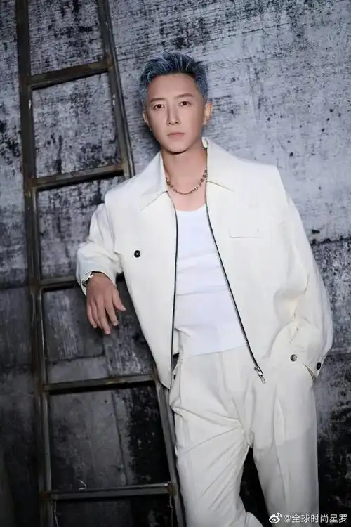 韩庚最新灰发造型##韩庚#突破以往绅士熟男路线的韩庚,一头灰色短发