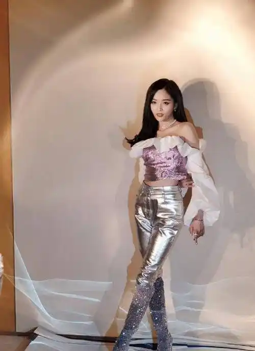 中间是紫色闪粉设计,抹胸领口则用白色花边,延伸到袖子上,短款露脐装