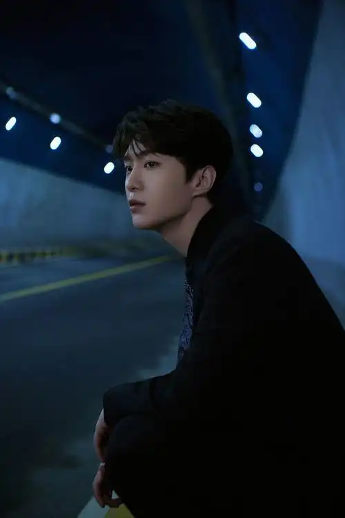 范丞丞纯黑挂锁装饰西装简约不失巧思地下通道大片氛围拉满