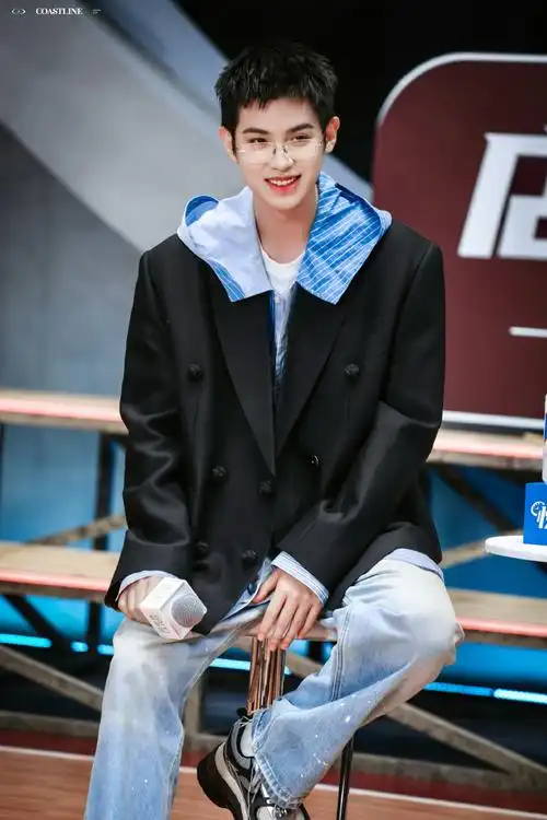 我在横店打篮球#戴眼镜的黄明昊,可爱又帅气,集青春男大与斯文败烙谮