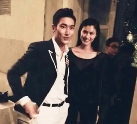 陈伟霆:跟黄晓明抢过baby,爱上同门师姐,如今跟二婚女友游日本