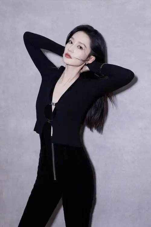 李沁近照曝光怼脸镜头缺点明显好真实被吐槽与普通人差不多