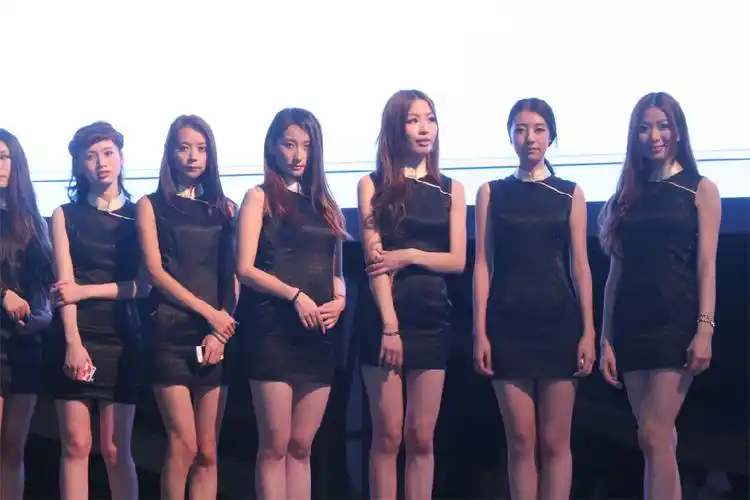 黑色其b小短裙美女站一排