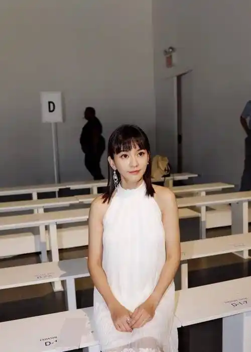 纽约时装周,金晨陈意涵一黑一白两种风格,让人看得挪不开眼睛!