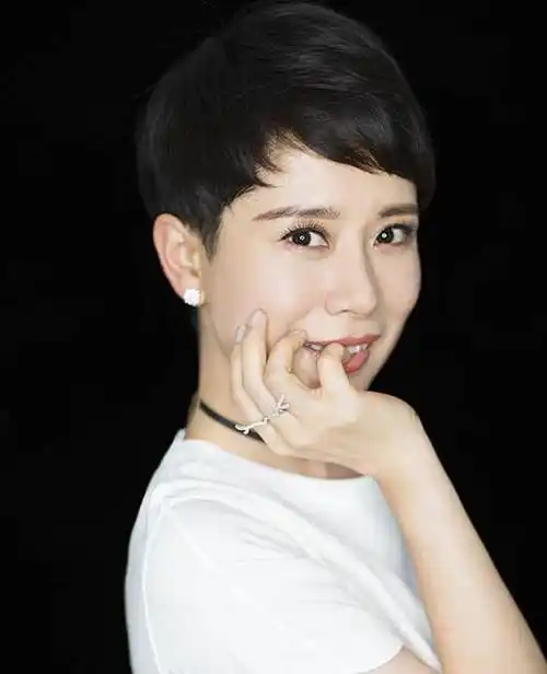 海清素颜商场血拼,打扮休闲,手提战利品,心情愉悦步伐轻快_中年_一身