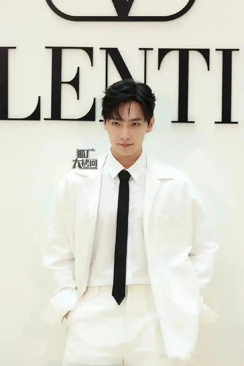 杨洋面相真的变了,这眼神怎么有了点小心试探的感觉[思考]