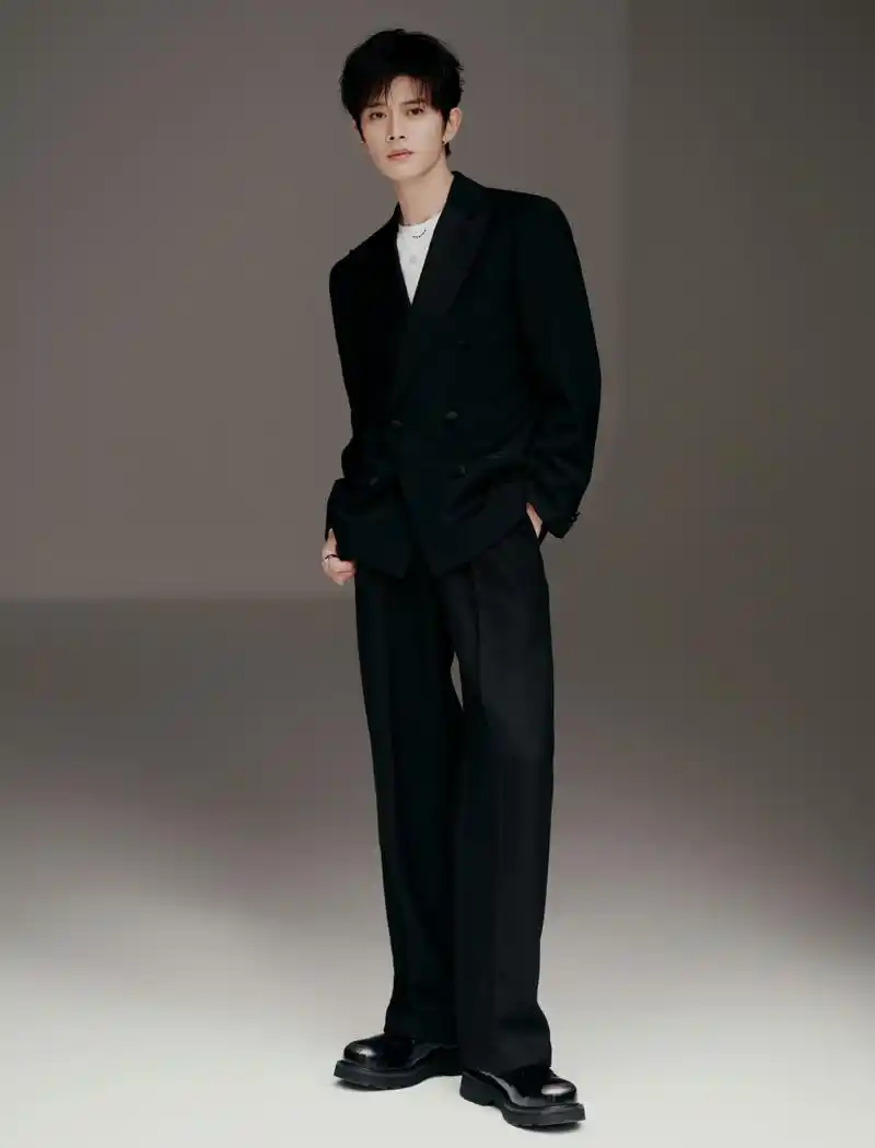 任嘉伦与黑西装的适配度是真高,翩翩贵公子即视感,下颚线绝了!