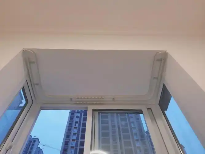 窗帘轨道安装完毕