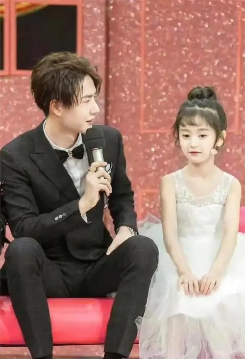 "王一博夸美,王思聪追随"的小女孩裴佳欣已经长大了,近日她在官方微博