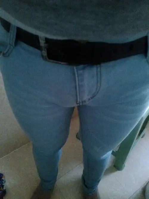 你希望穿这条牛仔裤犯罪的人拉裤子尿裤子吗