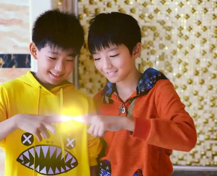 王源跟王俊凯小时候的这几张照片据说没几个人见过!