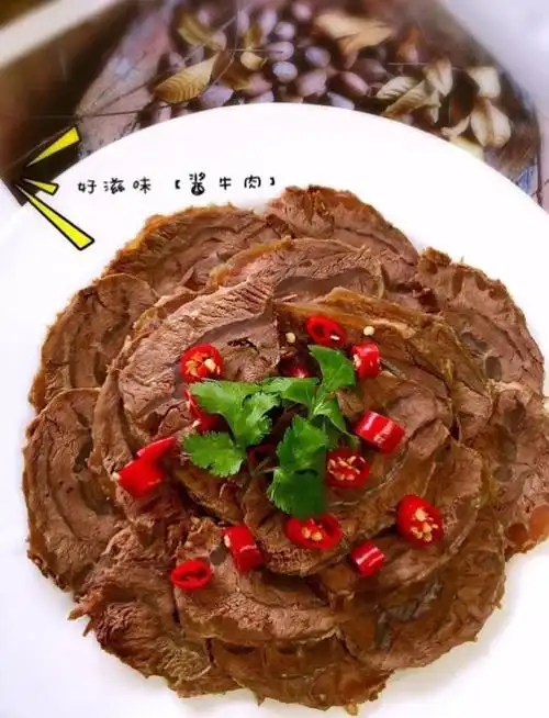 4.煮好的牛腱切薄片摆盘,就可以上桌了.