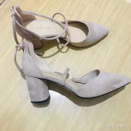 女生夏天应该穿什么样的鞋子?有什么鞋子是比较百搭的?