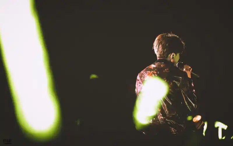 王源勇敢向前走,背影坚定未来无限可能