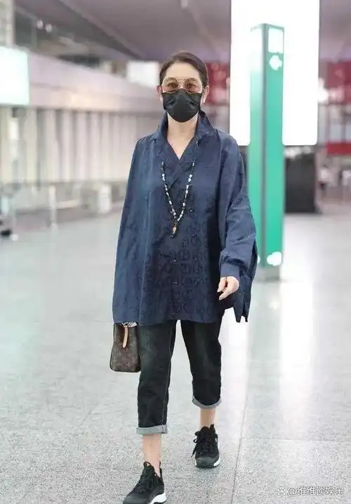 65岁倪萍瘦身后,一点也不显老穿蓝色衬衫,卷脚裤,高级洋气