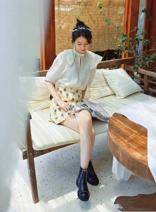 28岁乔欣高调亮相香槟色高开叉长裙性感迷人复古妆容高级魅惑