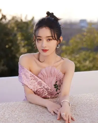 赵丽颖梦幻粉纱裙造型:仙女公主,俏丽可爱!