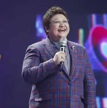 韩红简历个人资料简介(捐款10亿元,善良的背后是原生家庭的破灭)