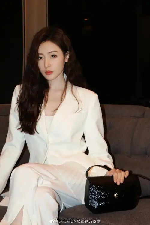 品牌代言人 张天爱身穿cocoon·23春季·花园系列白色西装套装把不一