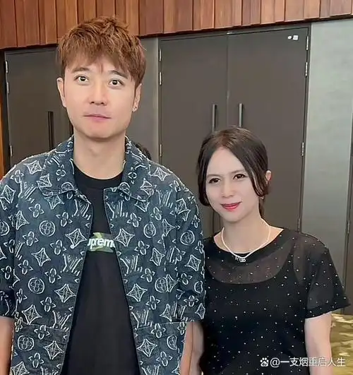 回顾陈伟霆的感情生活,他的前女友们早已结婚生子,而他却依然没有稳定