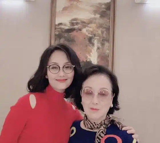 阔太太专业户李颖女儿是奥运冠军52岁风采依旧演张馨予母亲